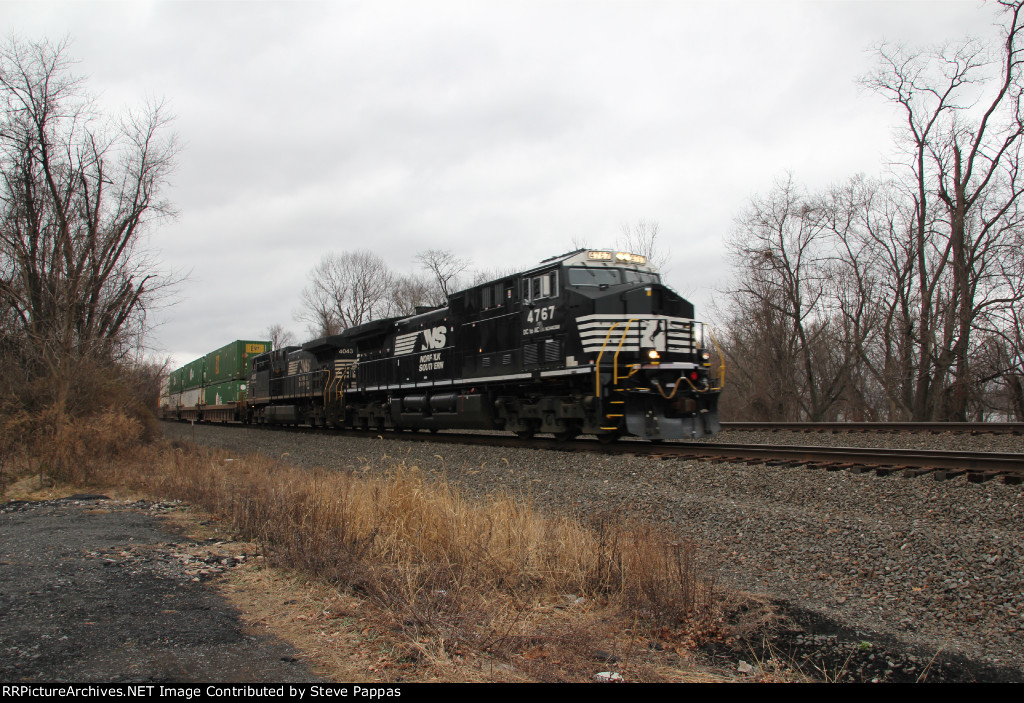NS 4767 takes train 260 down the siding